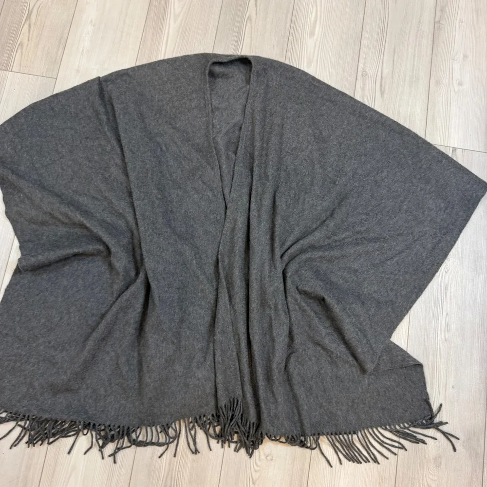 100% Cashmere Neiman Marcus Scotland Charcoal Gray Fringe Ruana Wrap Shawl Cape